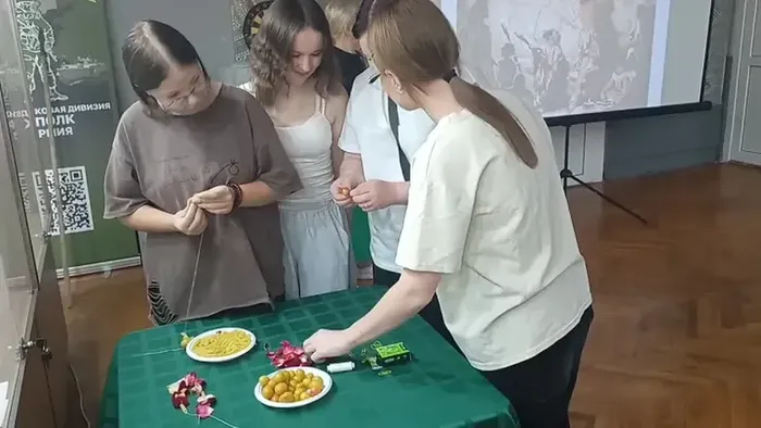 од